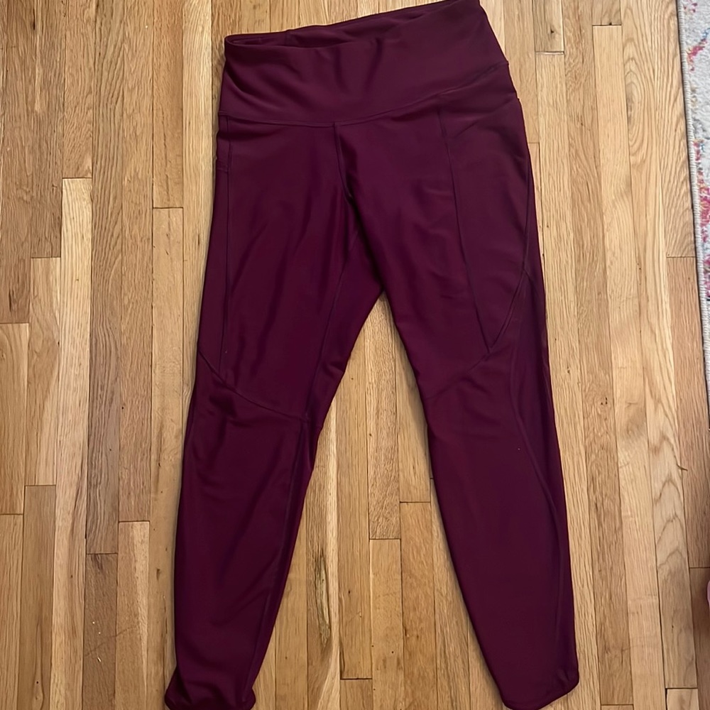LIKE NEW! Old Navy Powersoft 7/8 Length Leggings with Mesh Panel and Pocket